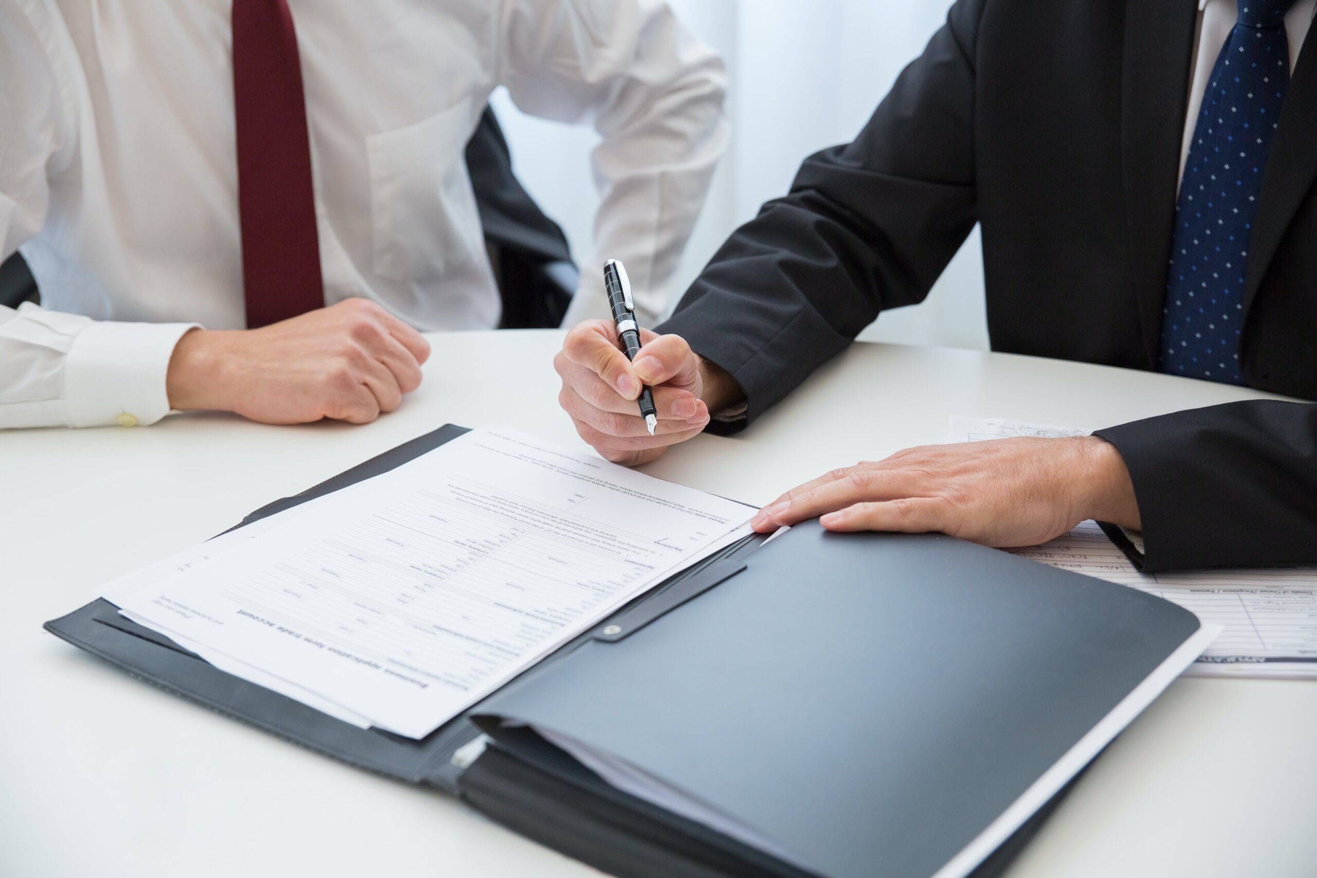 how to become a contract lawyer